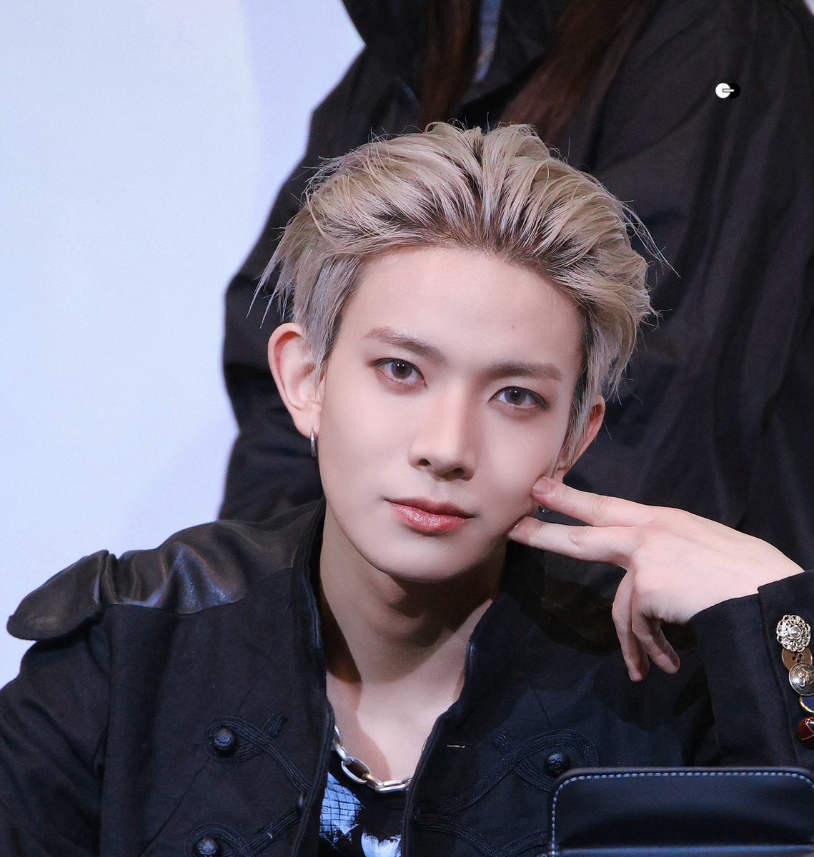 luvishee's tweet image. chopsticked his own mandu cheek i can’t he’s very cute 😭🤏🏻