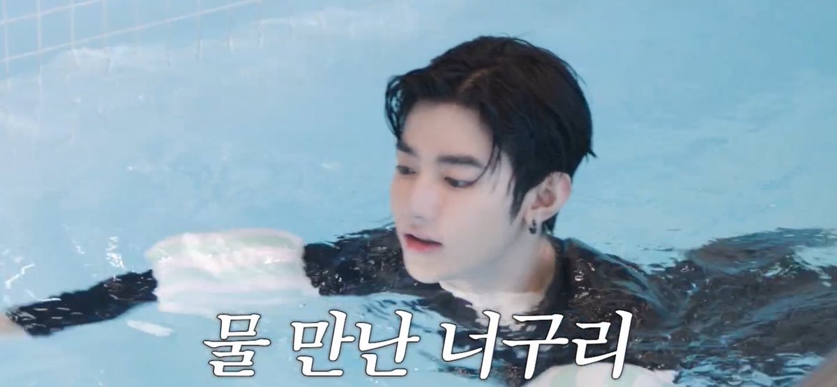 이번 자컨… 풀장하오만 계속 보는중  .. 아 너무 귀해. 물 속에서 자연스럽게 젖은 하오님이 내추럴하게 압도적 미남이셔서.. .너무 너무… 귀하.네.요. 😭🩵🩵