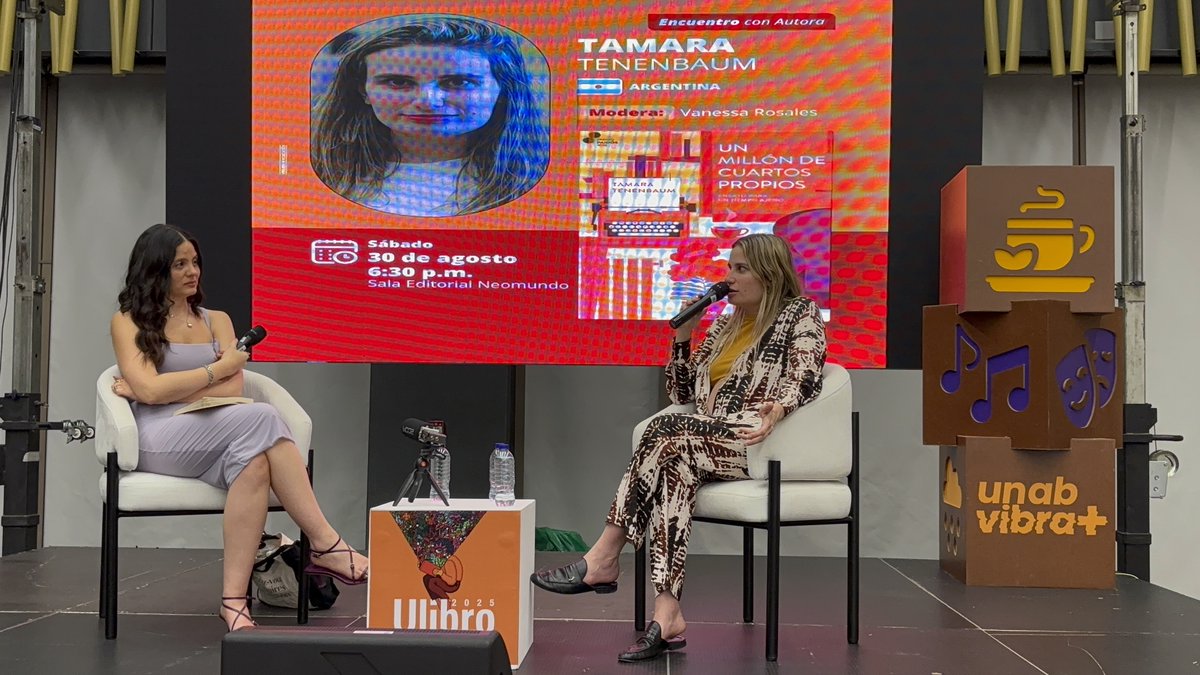 Ulibro's tweet image. En #VidasNarradas nos acompañó @tamtenenbaum  🇦🇷 con "Un millón de cuartos propios", un ensayo que dialoga con Virginia Woolf para pensar el trabajo, el dinero, la belleza y cómo habitamos el presente.

💬 ¿Qué autor o idea te gustaría volver a ver en #HabitemosLoSalvaje?