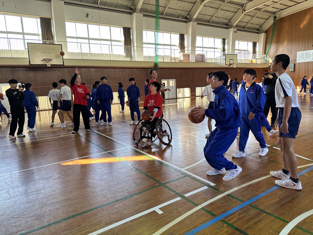 nissay_official's tweet photo. 長崎市でバスケ選手たちとの夢授業を開催🏀✨

選手がこれまでの経験などを伝えることで、“夢や目標を持つことの大切さ“をテーマに子どもたちが将来について考える��きっかけ”を作る #DREAMHOOPPROJECT 🖊

講師として、 #長崎ヴェルカ 所属 #星川堅信　選手
車いすバスケットボール日本代表の #香西宏昭 選手・ #丸山弘毅 選手
元バスケットボール女子日本代表 #中川聴乃 さん、さらに、元プロ3×3選手であり、Youtuberとして活動している #ともやん【レイクレ】さんを招き、橘中学校の2年生と一緒に、夢について考える「夢授業」や、「バスケ体験会」を通して交流しました✨

授業の様子は後日紹介📒✨

＃地域を元気に #バスケACTION
#バスケ #にっせーのせ!
@hirojuniorpanda @kokimaruyama5 
@akinoakino24 @tmyndayo @n_velca
