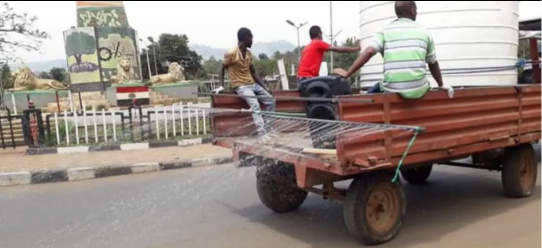 ለማስታወሻ፤ 
ሀዋሳ ለኮቭድ ጥንቃቄ መንገድ ሲታጠብ። <a href="/biniamhirut/">Biniam Hirut</a>