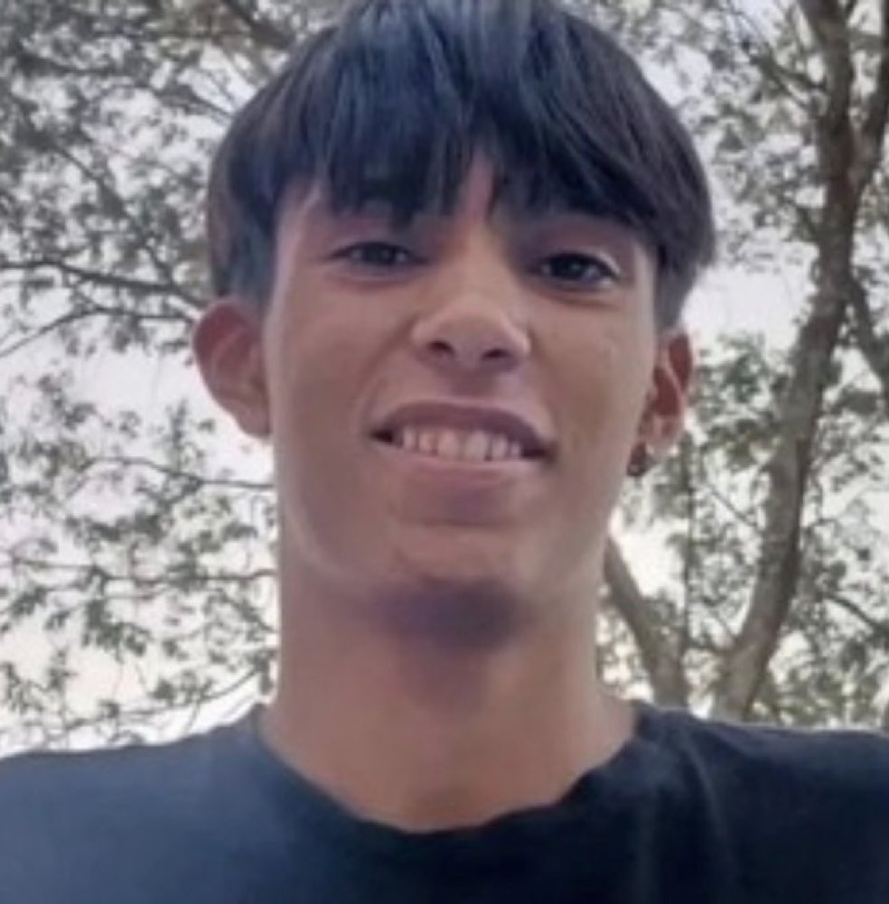 OliviaGagliesi's tweet image. Este es Jeremías. Fue torturado y asesinado con 23 puñaladas por tres menores de edad que hoy están LIBRES porque algunos diputados se niegan a votar la ley de baja de la edad de imputabilidad.  

Hasta cuándo van a seguir defendiendo delincuentes?