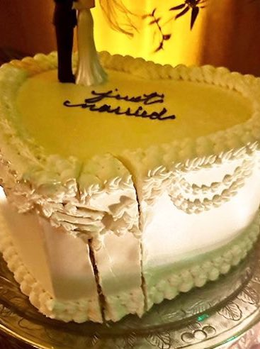 SELENAT0RSARMY's tweet photo. Martin Short reveals to Jimmy Kimmel he mistakenly cut Selena Gomez and Benny Blanco’s wedding cake to give Steve Martin a slice as he was leaving.

“I tried to fix it with a fork.” https://t.co/d3QFG0CgxK