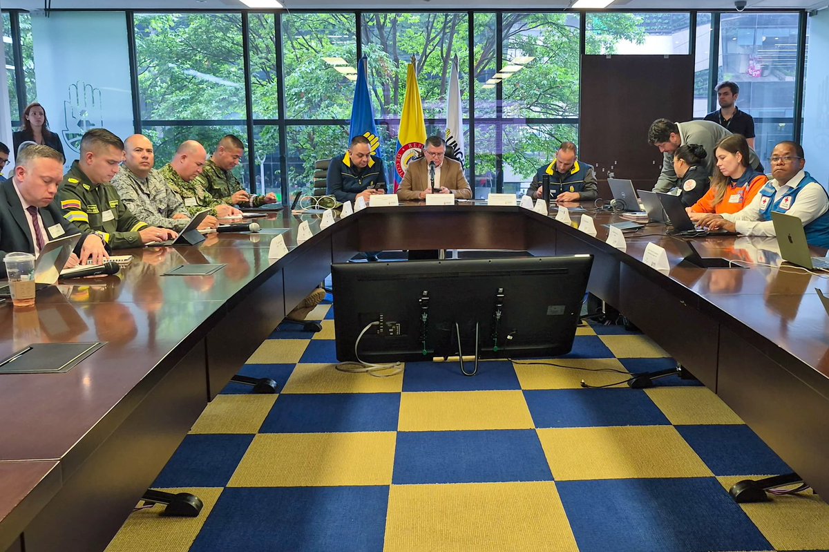 @fuerzaaereacol , <a href="/cruzrojacol/">cruzrojacol</a> , <a href="/DefensaCivilCo/">DefensaCivilColombia</a> , el grupo #Ponalsar de la <a href="/PoliciaColombia/">Policía de Colombia</a> y <a href="/CancilleriaCol/">Cancillería Colombia</a> , todos pertenecientes a los grupos tácticos de bomberos forestales.

Esta acción se desarrolla en el marco de las directrices por el señor presidente <a href="/petrogustavo/">Gustavo Petro</a> .