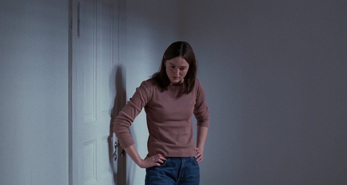 screenscaps's tweet photo. sentimental value (2025) dir. joachim trier https://t.co/cZNFum7ips