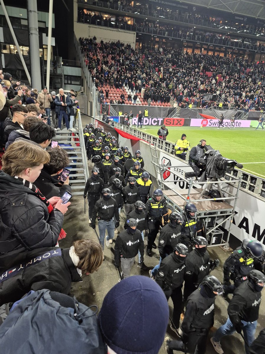 VoetbalUltras's tweet image. Volgens de laatste update gaat de politie ingrijpen bij het uitvak van KRC Genk in Utrecht.