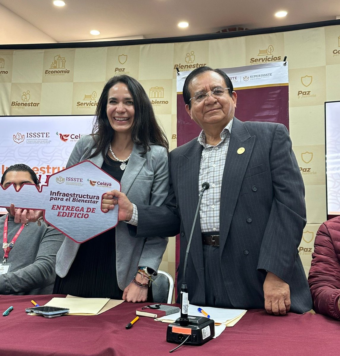 ¡Orgullosa y feliz por las noticias que tengo para ustedes!🥹❤️

El día de hoy por instrucciones del Director del <a href="/ISSSTE_mx/">ISSSTE</a> el Dr. <a href="/martibatres/">Martí Batres</a> participé en la firma del contrato de comodato entre Tiendas <a href="/TUSUPERISSSTE/">SUPERISSSTE</a> y el <a href="/municipiocelaya/">Municipio de Celaya</a>.

Agradecida con su Presidente