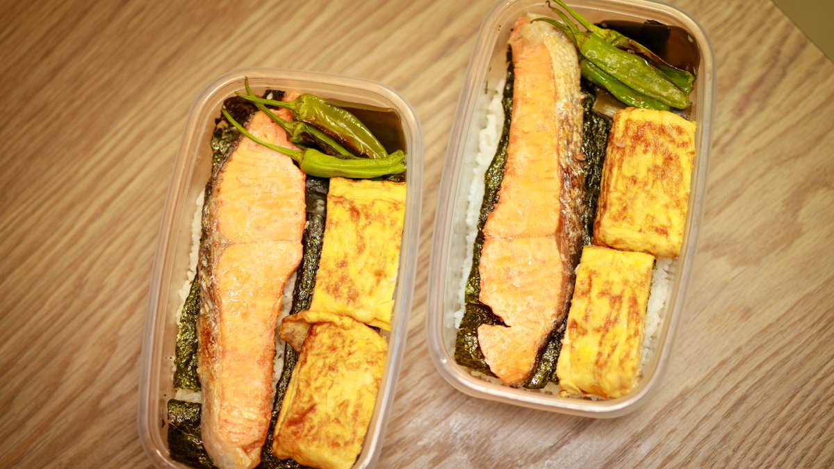 ❄おはようございます❄
本日の朝と昼のお弁当は、簡単にシャケ弁当にしました😌
「簡単」と言っても拘りはある！
シャケは出汁に漬けて天然塩で辛口に味付け！
米もただ炊くのではなく日本酒少々と昆布を入れて炊き上げる！
苦み要員として獅子唐は必須！
出汁巻きも本当に鰹出汁から作っている！