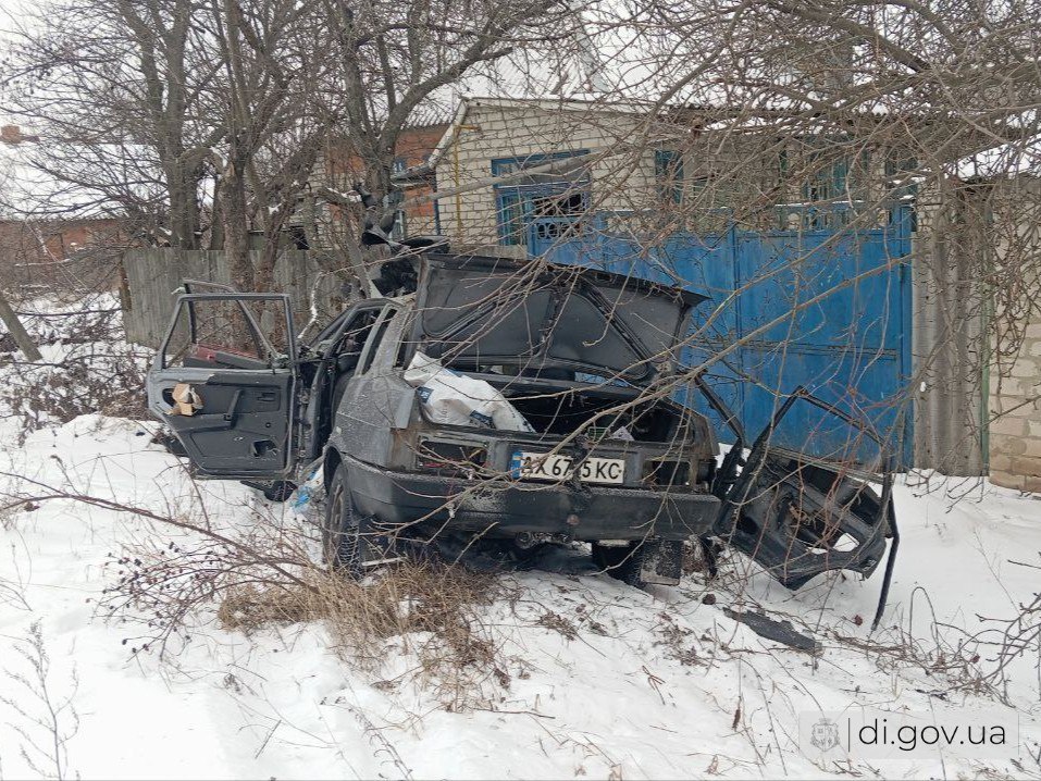 den_kazansky's tweet photo. In the Kharkiv region, Russians used a drone to kill two volunteers who were delivering bread to the remaining residents of the village of Kozacha Lopan.

The Russians saw that it was a civilian car delivering bread to the elderly in the village. And deliberately killed the people inside.