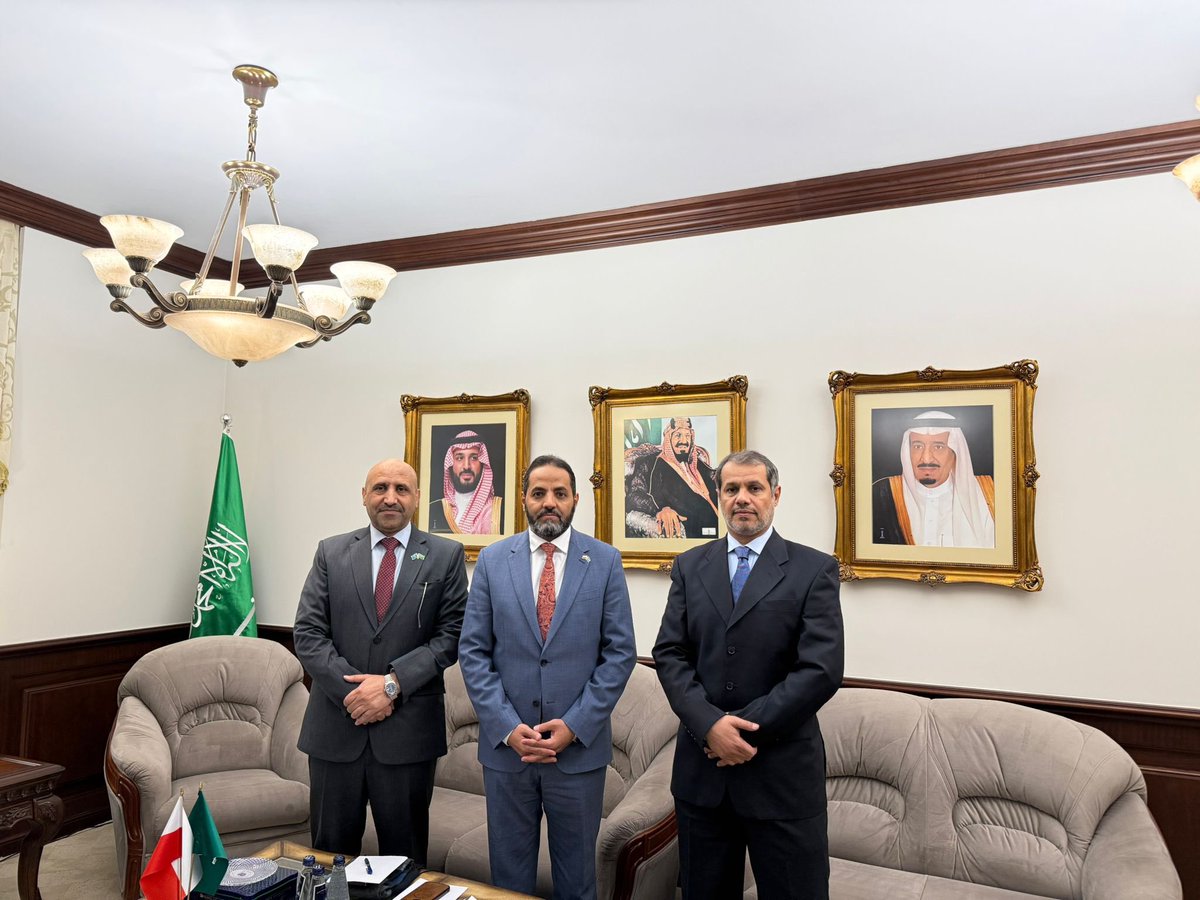 استضاف سعادة الملحق العسكري العميد الركن الدكتور/ عبدالله الشهراني وفد جامعة نايف العربية للعلوم الأمنية برئاسة سعادة وكيل الجامعة للتدريب الدكتور عبدالرزاق المرجان والوفد المرافق له، وذلك في إطار تعزيز التعاون الأكاديمي والتدريبي بين المملكة العربية السعودية وجمهورية بولندا.