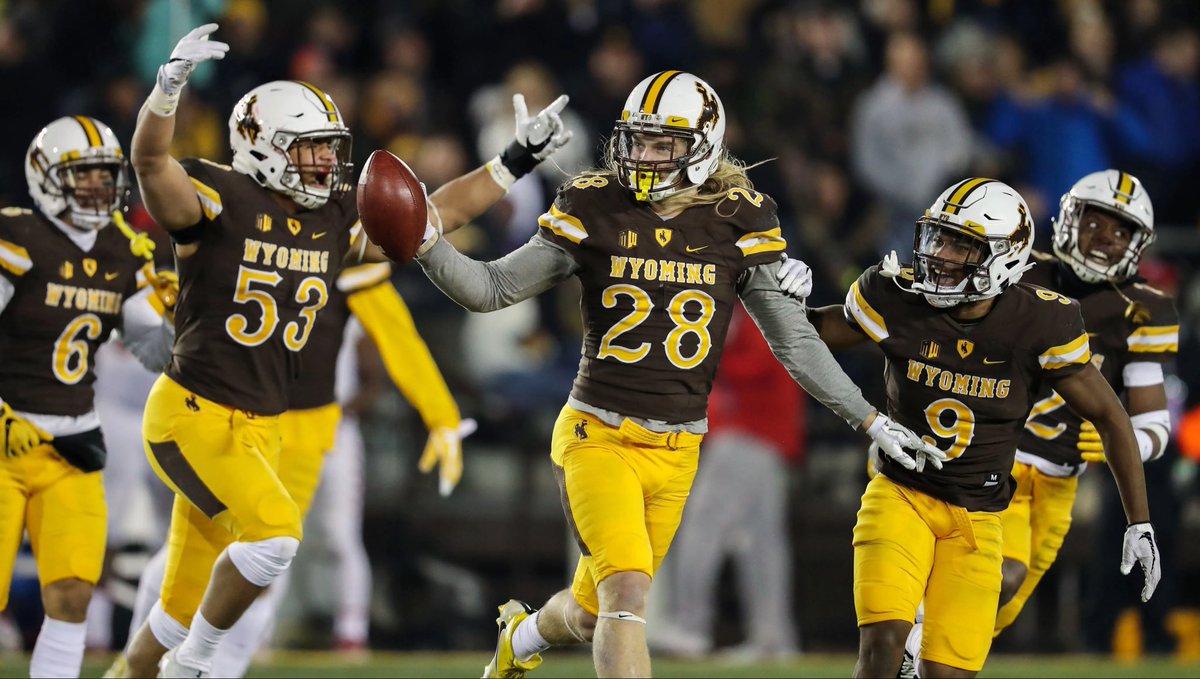 FHSRACCOONFB's tweet image. Thanks @Coach_SBMoore for coming by and recruiting our athletes! You have a lot of great ones to choose from 💪