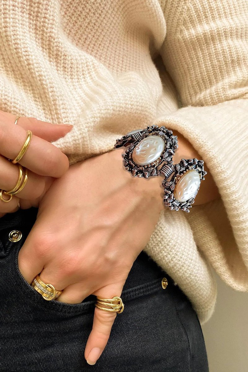 renaissancefai's tweet photo. Vintage Faux Baroque Pearl Repoussé Bracelet, Ornate Silvertone Victorian Revival Statement
https://t.co/I4auvg1NHt?
#bracelet #vintage #white #VictorianRevival #Repousse #ornate #baroquePearls #chunky #wide #giftforher #midcentury #collectible #statement https://t.co/92iSedCvqh