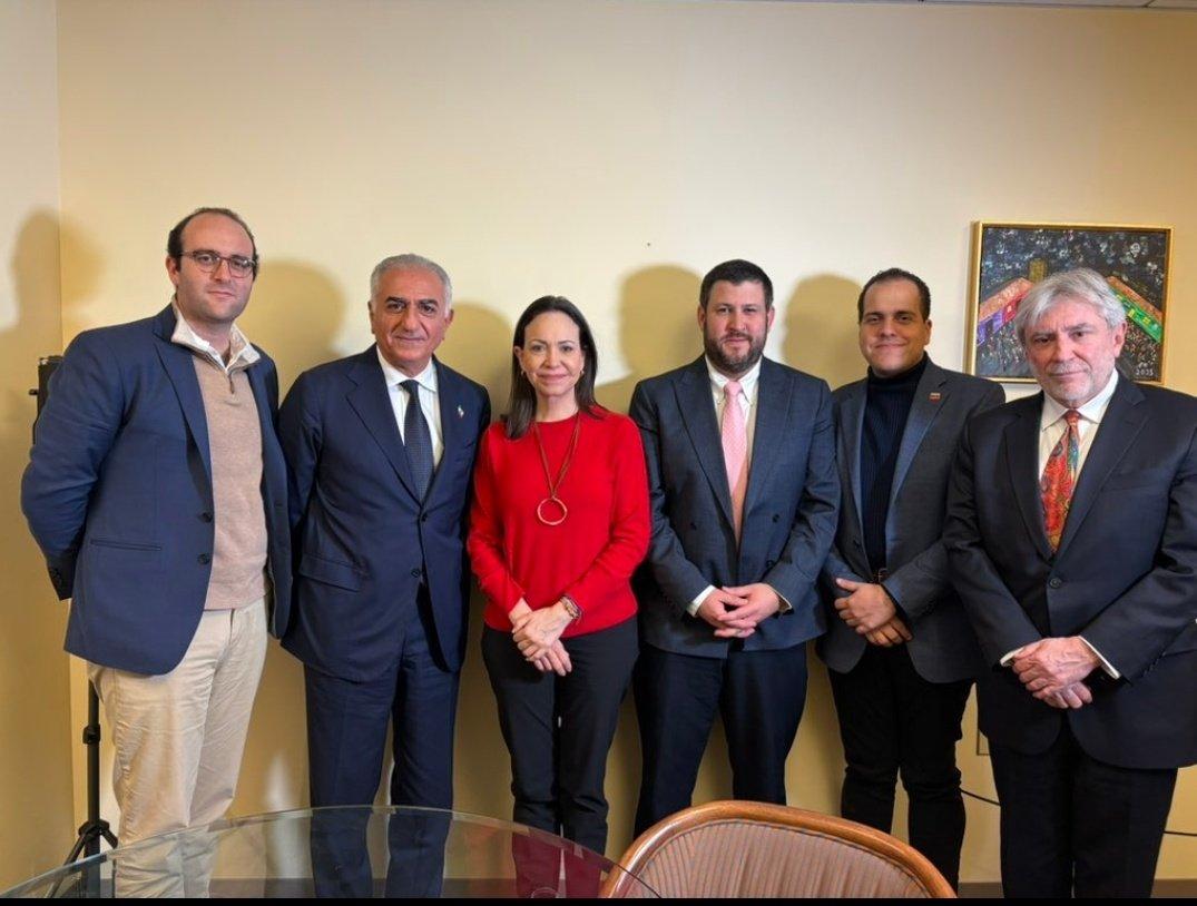 MaihenH's tweet image. La imagen del día.

El ex Asesor Especial de la Presidencia Interina de @jguaido en materia de Seguridad, Inteligencia y Migración, @dsmolansky aparece al lado de @MariaCorinaYA.

¿Qué opinan?