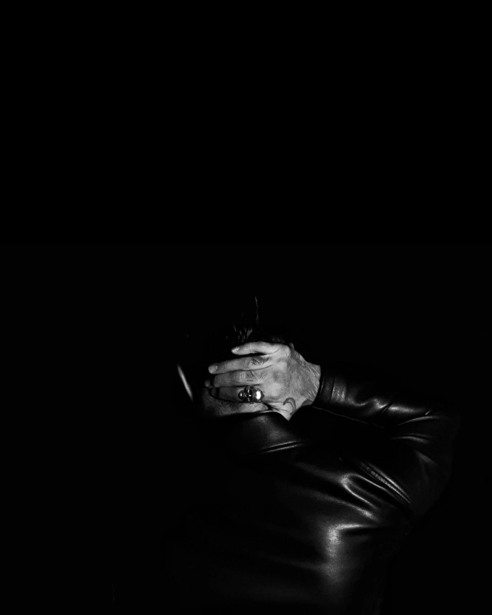 OKENPRO's tweet image. A veces desaparecer también es crear.
Fuera de algoritmos. Fuera de tendencias.
Silencio, estudio y visión.
OKEN no se fue — se fue más adentro.
Más sombra, más música, más verdad.
Con MoTL Records y HoTL Records  2026 ya se está escribiendo.
Nos vemos cuando tenga que sonar.