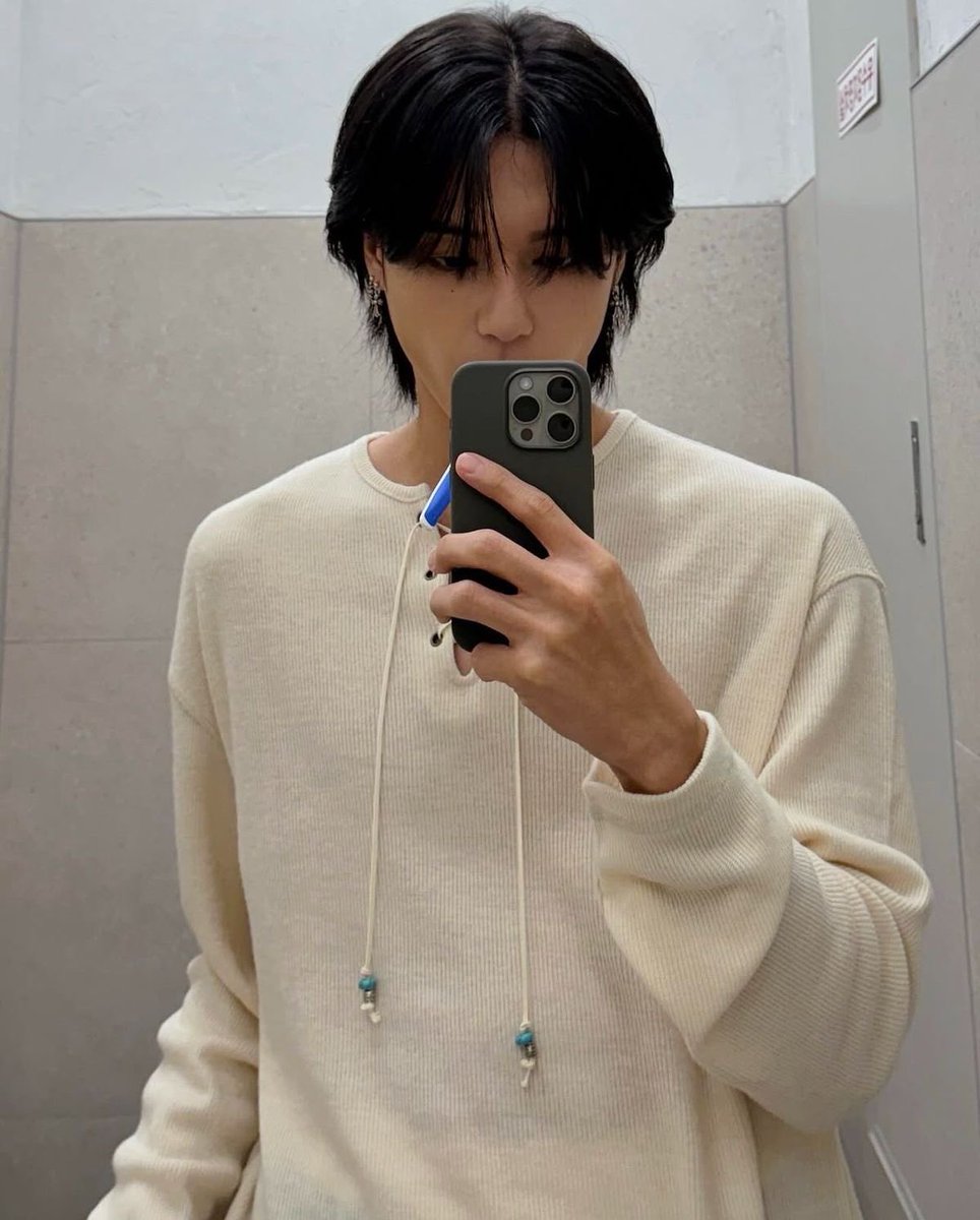 W00LOOKS's tweet photo. this mirror selca. https://t.co/xku09LQZUP