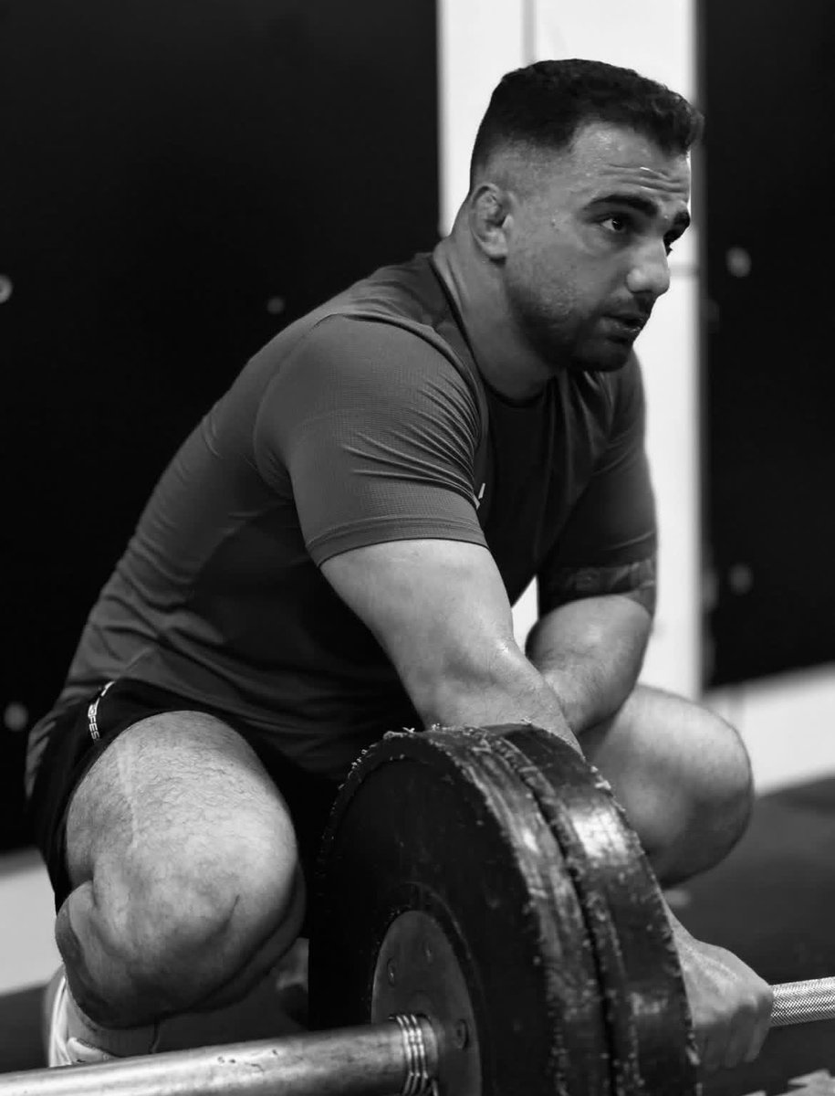 naryawash's tweet image. رفیقم بود…
یاشار سلطانی ۲۷ ساله، کشتی‌گیر، ورزشکار، بامرام و خیلی مهربون.
اصالتاً مازندرانی، ساکن تهران و محله مهرآباد.
عاشق خانوادش مخصوصاً خواهرزاده‌اش بود.
مظلومانه در تاریکی خیابان کشته شد به دست قاتلینِ ایران.
رفیقم بود…
انتقامتو می‌گیرم✌🏼