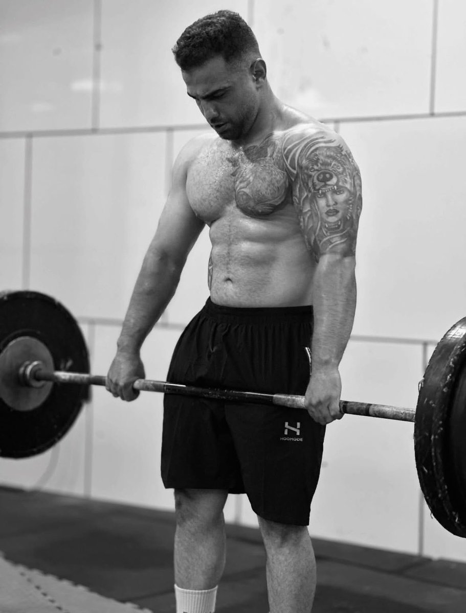 naryawash's tweet image. رفیقم بود…
یاشار سلطانی ۲۷ ساله، کشتی‌گیر، ورزشکار، بامرام و خیلی مهربون.
اصالتاً مازندرانی، ساکن تهران و محله مهرآباد.
عاشق خانوادش مخصوصاً خواهرزاده‌اش بود.
مظلومانه در تاریکی خیابان کشته شد به دست قاتلینِ ایران.
رفیقم بود…
انتقامتو می‌گیرم✌🏼