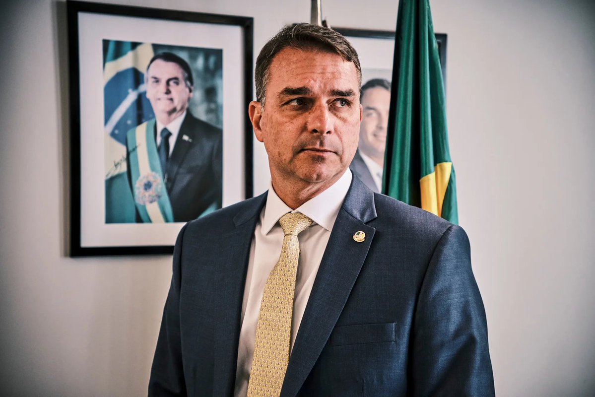 BehizyTweets's tweet image. BREAKING: Flavio Bolsonaro, the son of former President Jair Bolsonaro, is currently leading in new polls against the incumbent socialist president, Lula Da Silva.

🔵 Flavio Bolsonaro - 48.1% 
🔴 Lula da Silva - 41.9% 

Flavio wins in a head-to-head against Lula in October.