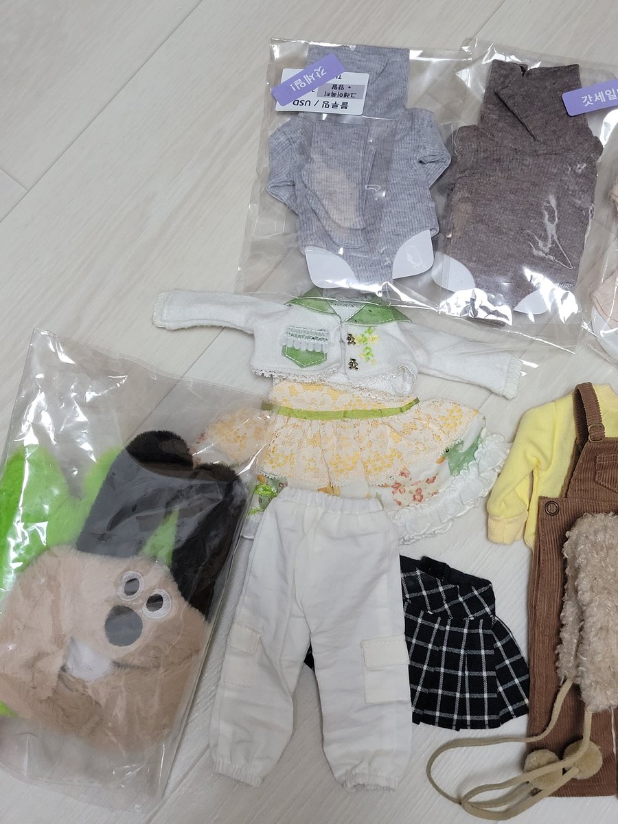 Mamim0_0's tweet photo. #트인덕장터
usd 의상 일괄 판매합니다!
물품 정리하다가 나온 잘 안 입히는 것들입니다
따로 팔면 가격이 너무 조그만해질 것 같아 일괄로만 판매해요
빨리 정리하고 싶어서 가격 많이 내렸습니다..!
큰 하자는 없지만 중고감 다분합니다 참고해주세요
운미포30000원(+편택3200원) https://t.co/bAOZiFAAvA