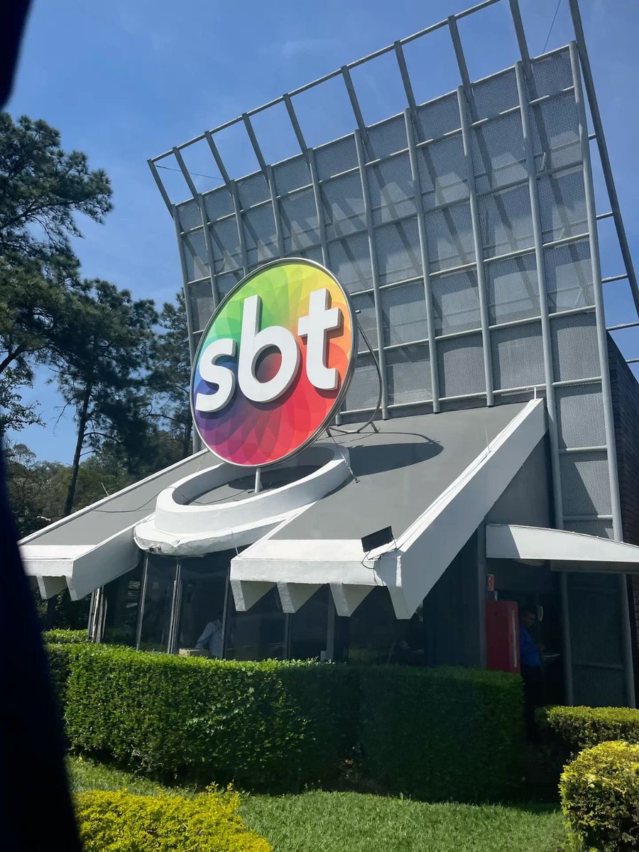 choquei's tweet image. 🚨FAMOSOS: Ludmilla para repórter do SBT: “Respeito o seu trabalho, você vai me desculpar, mas eu não falo com emissora que defende racista”.