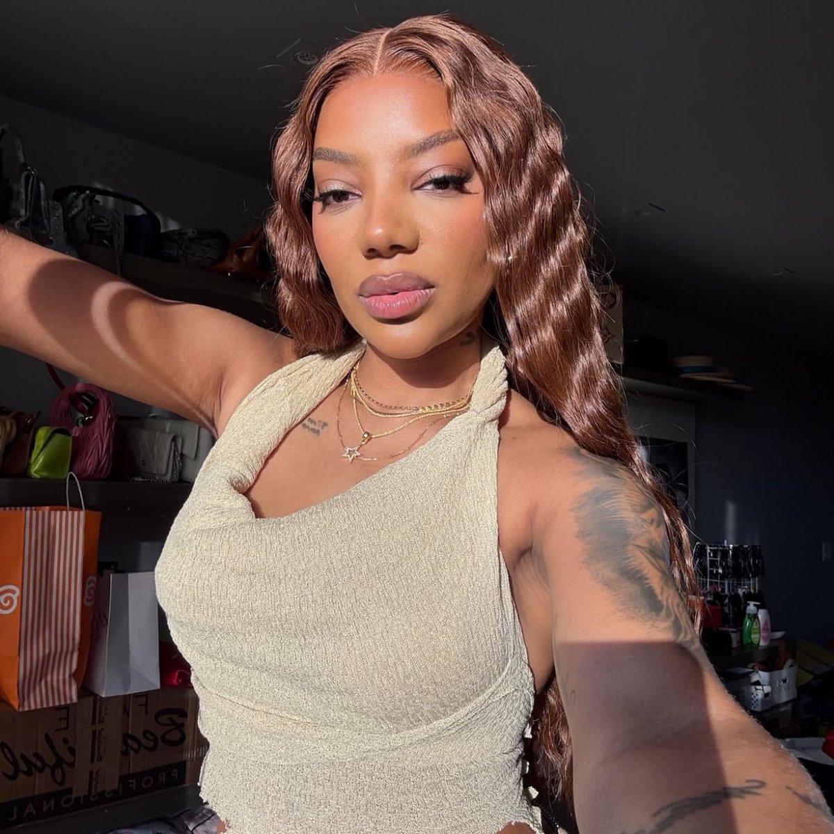 choquei's tweet image. 🚨FAMOSOS: Ludmilla para repórter do SBT: “Respeito o seu trabalho, você vai me desculpar, mas eu não falo com emissora que defende racista”.