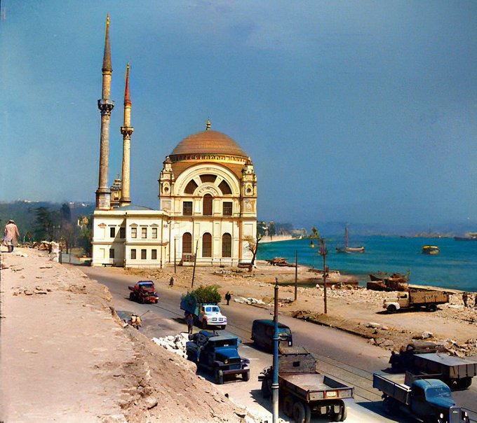 kayamerthasan_'s tweet photo. 1950'lerde Dolmabahçe Camii https://t.co/M00tVeTWlF