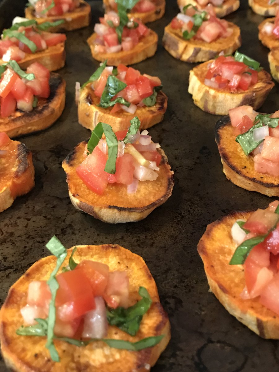 Sweet Potato Bruschetta

You want: #glutenfree #vegan #dairyfree 
Tons of Flavor?
You got it with this fabulous appetizer.
Finger food at its finest.
Enjoy the #SuperBowl this weekend!

sarahkoszyk.com/sweet-potato-b…

#appetizers #healthyappetizers #bruschetta #superbowlfood