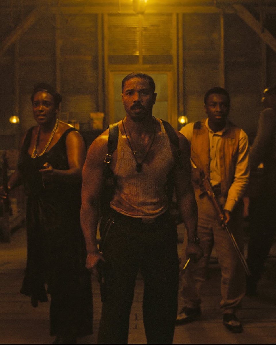 MovieGrafMG's tweet photo. Sinemada korku türü, her zaman kült bir konuma sahip olmuştur. Türün kökeni, insanın bilinmeyenle kurduğu kadim ilişkiye dayanırken, sinema tarihi boyunca korku; dönemsel kaygıların, bastırılmış arzuların ve toplumsal travmaların en berrak yansımalarından biri haline gelmiştir.

1920’li yıllarda sinemanın teknik ve anlatısal olarak gelişmeye başlamasıyla birlikte stüdyolar, korku türündeki anlatıları beyazperdeye taşımaya başladı. Bu dönemde Nosferatu, Frankenstein ve Dracula gibi yapımlar, yalnızca sinema tarihine değil, popüler kültüre de kazınarak halk arasında tanınan figürlere dönüştü. Korku, bu dönemde somut canavarlar üzerinden tanımlanıyor; “öteki” olan bedenler aracılığıyla toplumsal korkular temsil ediliyordu.

1960’lı yıllara gelindiğinde ise Alfred Hitchcock, korku türüne köklü bir bakış açısı kazandırdı. Psycho, korkunun dışsal bir tehdit olmaktan çıkıp insan zihninin derinliklerine yerleşebileceğini gösterdi. Paranoya, suçluluk ve bastırılmış dürtüler artık başlı başına birer korku unsuruydu. Bu yaklaşım, Rosemary’s Baby ile daha da belirginleşti. Böylece korku, metaforik olarak “insanların evine girmişti.” Güvenli alan olarak kabul edilen mekanlar, tehditkar ve tekinsiz hale gelmişti.

Bu noktadan sonra korku türü, yalnızca canavarlarla ilgili olmaktan çıktı. Tür, bireyin iç dünyasındaki karanlık odaların alegorik bir aynasına dönüştü. Korku, artık dışarıdan gelen bir saldır�� değil; içeride büyüyen bir huzursuzluktu.

1980’li yıllarda ise korku sineması giderek ticari bir formül haline geldi. Stüdyolar, kendi ikonlarını yarattı. Halloween ve A Nightmare on Elm Street gibi yapımlar, popüler kültürün vazgeçilmez parçaları oldu. Her ne kadar bu dönem izleyici için eğlenceli ve akılda kalıcı olsa da, korku türü büyük ölçüde “kan ve jumpscare” öğeleri arasına sıkıştı. Tür, derinlikten çok tekrar ve şok etkisine dayanan bir anlatı yapısına büründü.

2010’lu yıllara gelindiğinde ise korku sineması yeniden biçim değiştirdi. Tanıdık imgelerden ve klişelerden uzaklaşan; insan psikolojisini, aile yapısını ve toplumsal dinamikleri merkeze alan yapımlar ön plana çıktı. Alt metni güçlü, metaforik anlatılar geniş bir izleyici kitlesi tarafından benimsendi.

Hereditary, aile travması ve kuşaklar arası aktarımı merkeze alırken; Get Out, korkuyu politik bir eleştiri aracı olarak kullandı. Midsommar ise kültler, yas ve bastırılmış arzular üzerine kurduğu anlatıyı alışılmadık biçimde gündüz çekimleriyle sunarak türün görsel kodlarını ters yüz etti.

Günümüzde korku sineması, artık izleyiciyi ani sesler ve kısa süreli şoklarla korkutmaktan ziyade; insanların yüksek sesle dile getirmekten çekindiği korkularla yüzleştiriyor. Toplumu, karanlık bir aynayla baş başa bırakan bu anlatılar, korkuyu bir kaçış değil, hesaplaşma alanı haline getiriyor.

Bu bağlamda Sinners, korku türünü kullanarak tarih boyunca zulüm görmüş toplumlara yönelik güçlü bir saygı duruşu niteliği taşıyor. Film, yalnızca bireysel değil, kolektif hafızaya seslenen bir korku anlatısı kuruyor.

Ve bugün gelinen noktada, 98 yıllık Akademi Ödülleri tarihinde 16 adaylıkla en fazla adaylık toplayan yapımın bir korku filmi olması tesadüf değil. Sinners, korku sinemasının artık yalnızca bir tür olmadığını; sinemanın merkezinde, en güçlü anlatı biçimlerinden biri haline geldiğini açıkça gösteriyor.