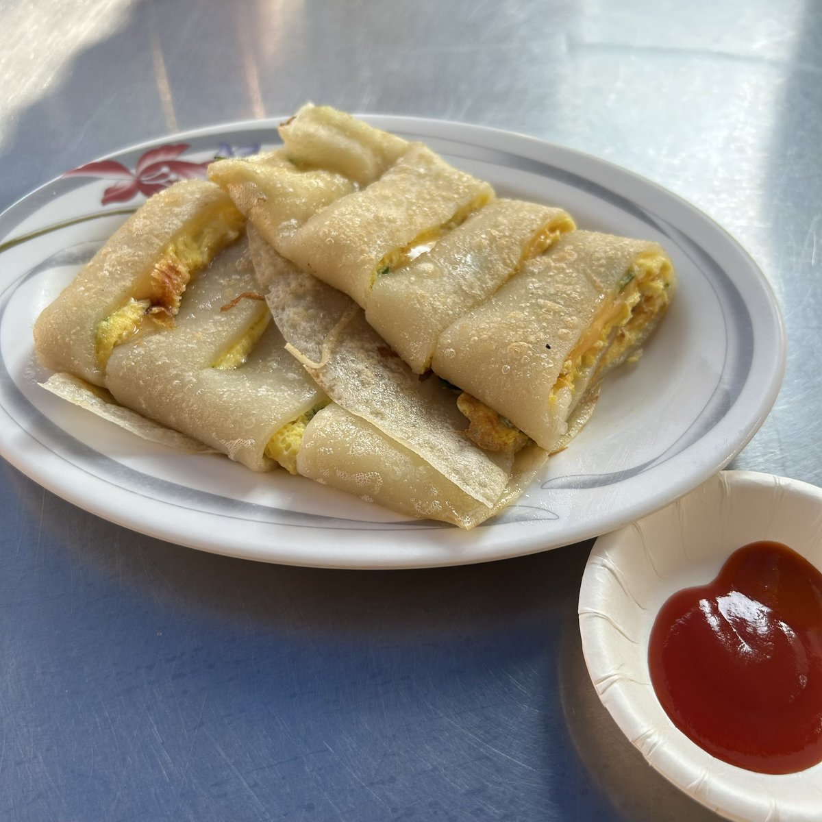 bonkuretaiwan's tweet image. #高雄美味しかったよ 
藍鯨早餐店さんの朝食😋
蛋餅はパリパリかもっちりか選べるのでもっちりを選択
断面撮りたくなるぐらい美味しかった〜
サンドイッチも全面具が入ってて最高でした！
もう一度行きたかったんですがお休みで断念…
次はカリカリ蛋餅食べてみたいです🤗
maps.app.goo.gl/6SKG9XmiXkFSY7…