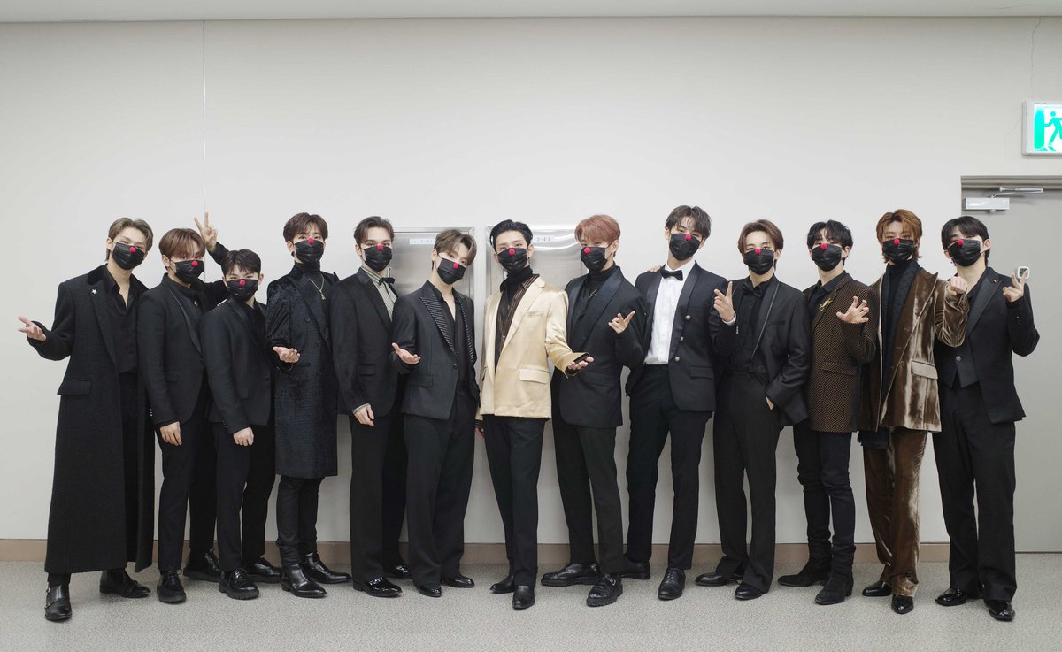 moongjjuntea's tweet image. 7 years ago today, Jun found out that he accidentally bought masks that have the 1+1 deal. Seventeen were seen wearing the black masks that jun bought ever since to wherever they go 😆

🐈"The masks I ordered online arrived only to found out they were a 1+1 deal..."