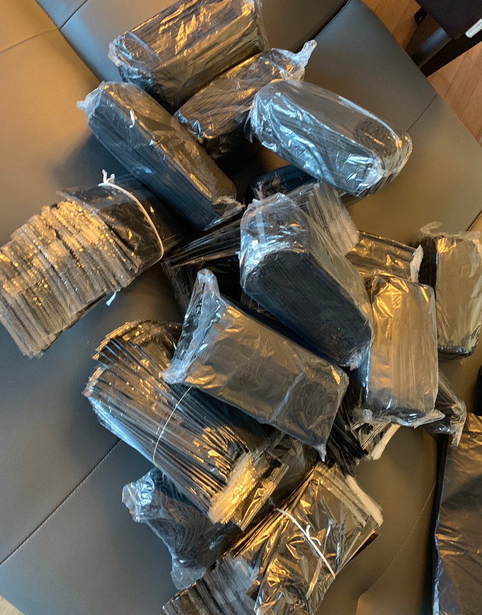 moongjjuntea's tweet image. 7 years ago today, Jun found out that he accidentally bought masks that have the 1+1 deal. Seventeen were seen wearing the black masks that jun bought ever since to wherever they go 😆

🐈"The masks I ordered online arrived only to found out they were a 1+1 deal..."