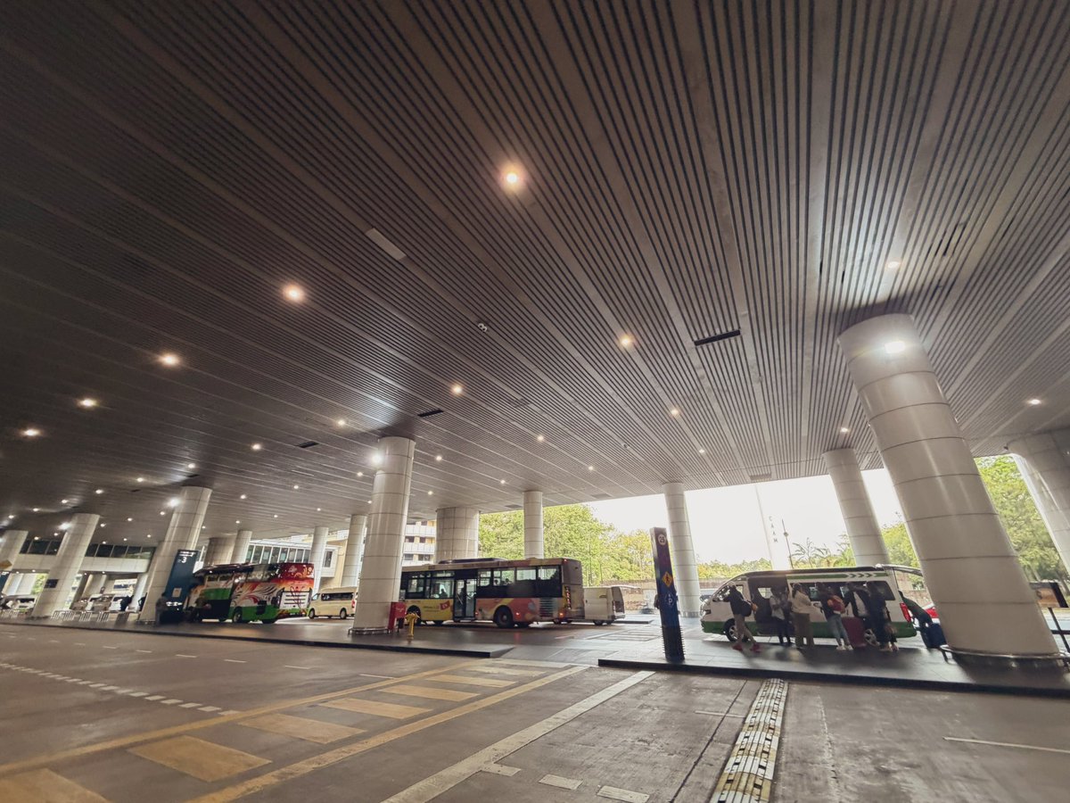 今日からマレーシア行ってきます
ということで無事に
クアラルンプール空港着🇲🇾
こちらは現在9時08分
現地の最高気温は衝撃の33℃
たしか東京は-3℃だったやんね
気温差はげしすぎて滅