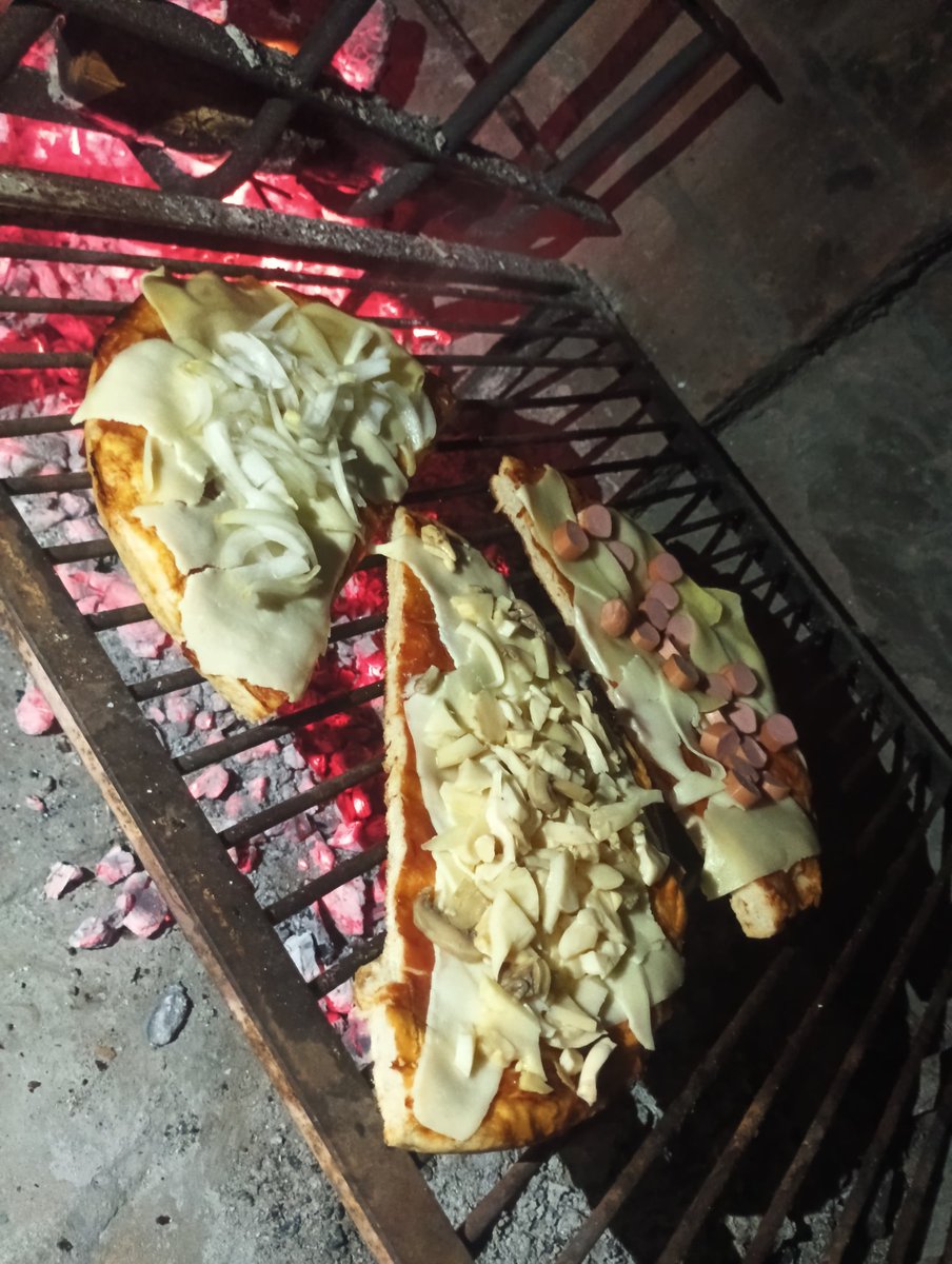 FueraDeeControl's tweet image. Salen ellas 🍕🤤