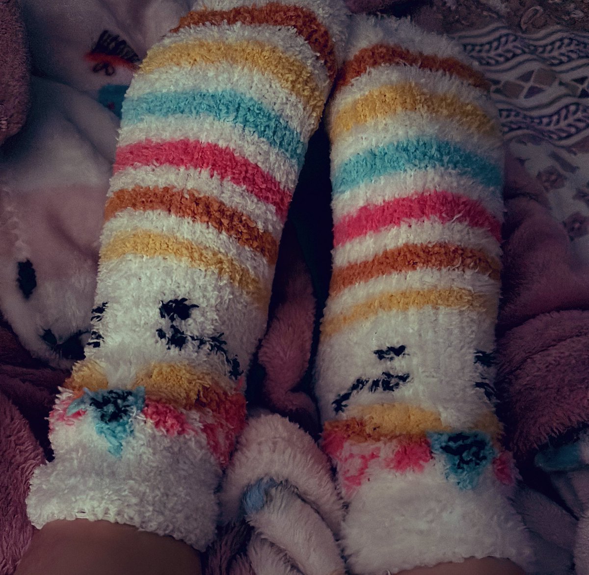 deadpixelii's tweet image. Hi these are my unicorn socks I wore today I wanted to share this 🙁 my ex got me them but they were too cutesy and comfy to get rid of so I kept them and they’re also kinda big so ignore how weird my feet look..I’m soo excited my package is coming tomorrow too:3
#edtwt #shedtwt