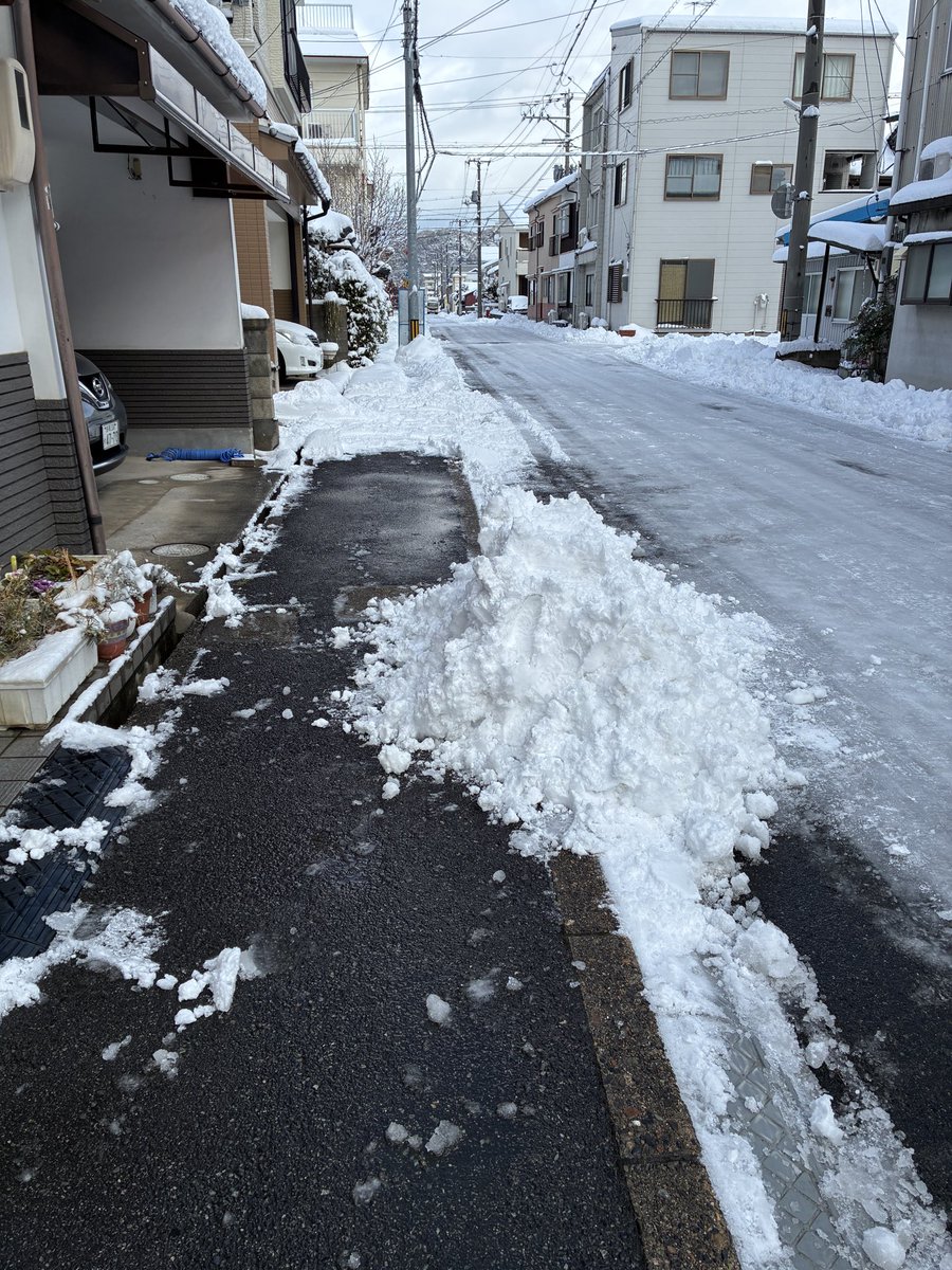 朝の恒例、雪かきしたけど、あ、れ？
夜中のうちに除雪車が雪をかいてくれますが、、、道の両脇にいつもは除雪の畝ができるのに全くない！なんで？除雪車が新しく、本気の除雪(いつもは、両脇にどけるだけ)をできるようになった？うちの大きな山さえもぎ取られていた！
#鳥取市
#除雪車