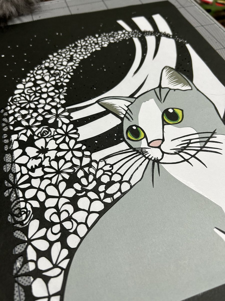 切り絵の色付けしてる
前作と合わせて花の色付けするんだけど、何色系にしよかな〜
ピンクは入れたいな