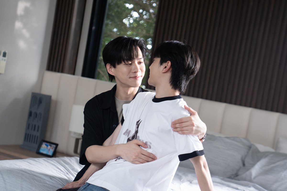 TripleclickTH's tweet image. เป็นคนนี้มาตลอด! “บีเวอร์-ต้นหลิว” ใจตรงกัน แต่มีเรื่องต้องสารภาพความจริง ในซีรีส์ “Fourever You Project Part 2 : Beside The Sky”

#FoureverYouProjectPart2 #BesideTheSky #GMM25 #WeTV 

“ต้นฟ้า” (บีเวอร์ พรรษพล) รุกหนัก ขอนัดเจอกับคนในจดหมายปริศนาอีกครั้ง ทำเอา “ไต้ฝุ่น” (ต้นหลิว…