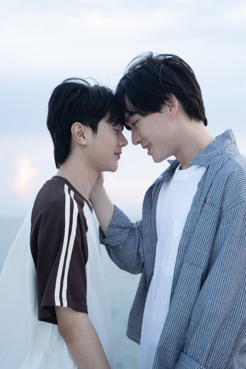 TripleclickTH's tweet image. เป็นคนนี้มาตลอด! “บีเวอร์-ต้นหลิว” ใจตรงกัน แต่มีเรื่องต้องสารภาพความจริง ในซีรีส์ “Fourever You Project Part 2 : Beside The Sky”

#FoureverYouProjectPart2 #BesideTheSky #GMM25 #WeTV 

“ต้นฟ้า” (บีเวอร์ พรรษพล) รุกหนัก ขอนัดเจอกับคนในจดหมายปริศนาอีกครั้ง ทำเอา “ไต้ฝุ่น” (ต้นหลิว…