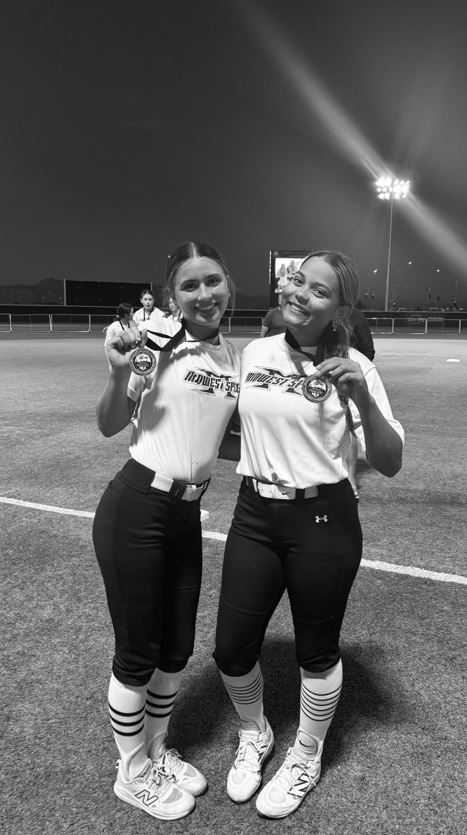 isabel_stevens8's tweet photo. 2nd place In AZ!!!!🥈🥈Had a great weekend competing with my teammates. #rollspeed💚💚 https://t.co/hwbcx0iLQT