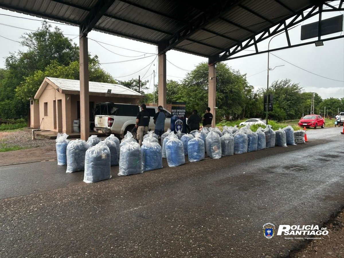 🚓 Frontera Norte: En un control sobre la RP N°2, a la altura de Saladillo (Dpto. Alberdi), la #Policia #secuestró más de 900 kg de hojas de coca transportadas en una camioneta. El cargamento quedó incautado por orden del Juzgado Federal N°2. Los ocupantes continúan en libertad.