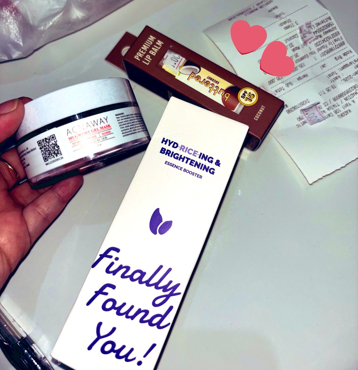 Mindless_mee's tweet photo. Udah nglarang suami ikut masuk ke toko skincare krn takut dia ga nyaman dan akunya lama, eh malah ngeyel ikut terus ngebayarin padahal uang yg dikasih ke aku juga masih ada.  Hmmm rasanya aku kalo terlalu di loyalin gini knp jadi gaenakan dan ngrasa borosin uang suami🥹 https://t.co/jlF1mghkg9