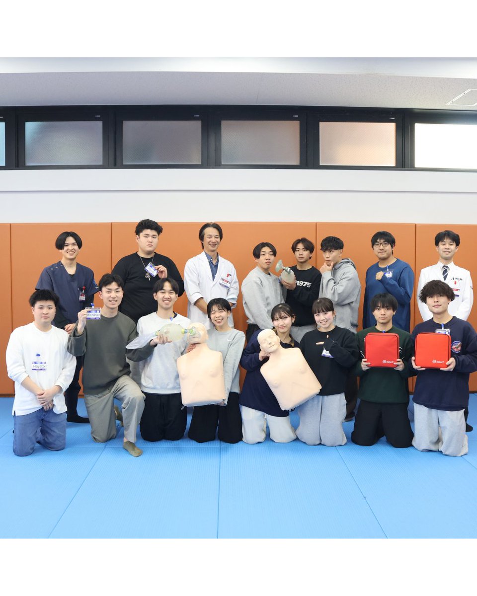 【BLS講習❤️‍🩹】

スポーツトレーナー養成コースでは、
柔道整復学科の山門先生のご指導の下
BLS講習をおこないました！

今日の学びを胸に、いざというときに勇気を持って
行動できるスポーツトレーナー、
医療従事者を目指したいですね！✨

#日本健康医療専門学校 #ニッケン