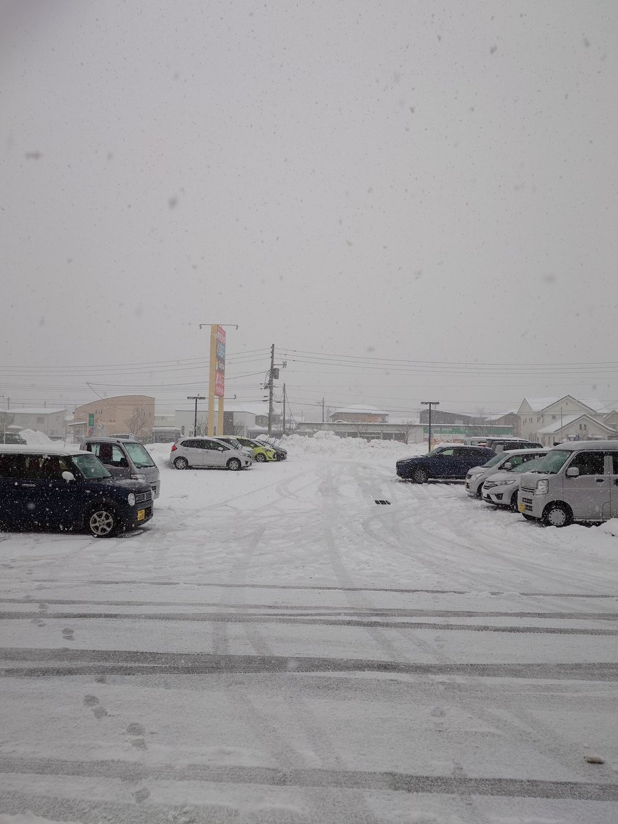 hapy_808's tweet photo. まだまだ降りそうです⤵️
雪の中のご来店に感謝‼️して
大雪スペシャル
超特価です。
大粒いちご　３９８円‼️‼️
赤字です。
是非ご利用ください🙏
＃ハピーのやおや
＃やおやのおじさん
＃ハピー
＃糸魚川 https://t.co/24LAAtG3IX