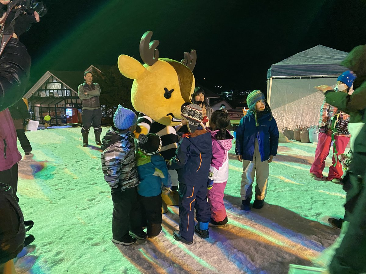 omachishikanko's tweet photo. 1/31（土）開催！鹿島槍スキー場中綱ゲレンデにて⛷「鹿島槍火まつり」🔥万燈祭から始まり迫力ある太鼓の演奏♪たいまつ滑走⛷打ち上げ花火などをお楽しみいただけます🎆夕方17時からはおしるこの振る舞いも！
🔥鹿島槍火まつり🔥
https://t.co/SC11sLzSrF https://t.co/3rYPVk05Xo