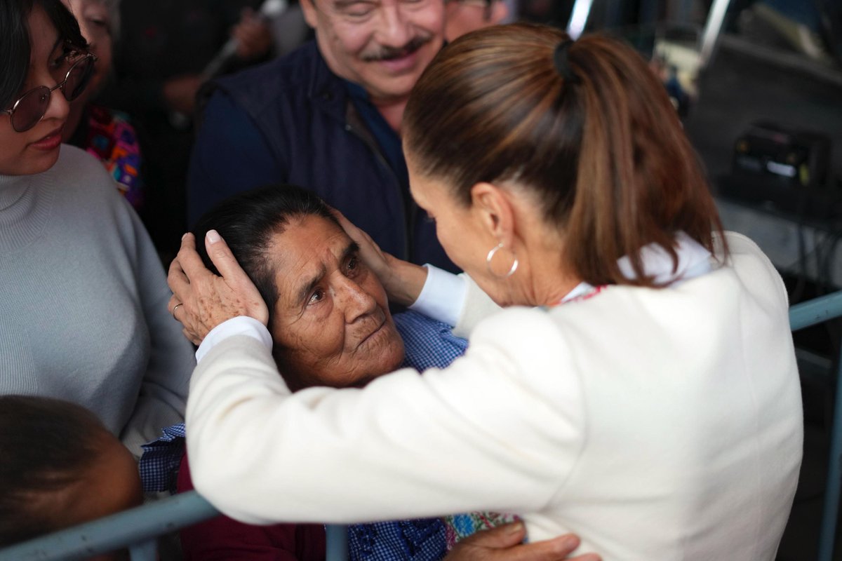 Entregamos Pensión Mujeres Bienestar en Acatzingo, Puebla; fue un hermosísimo evento. Gracias a todas y todos por este recibimiento. 

Como decimos en la Cuarta Transformación: amor con amor se paga.