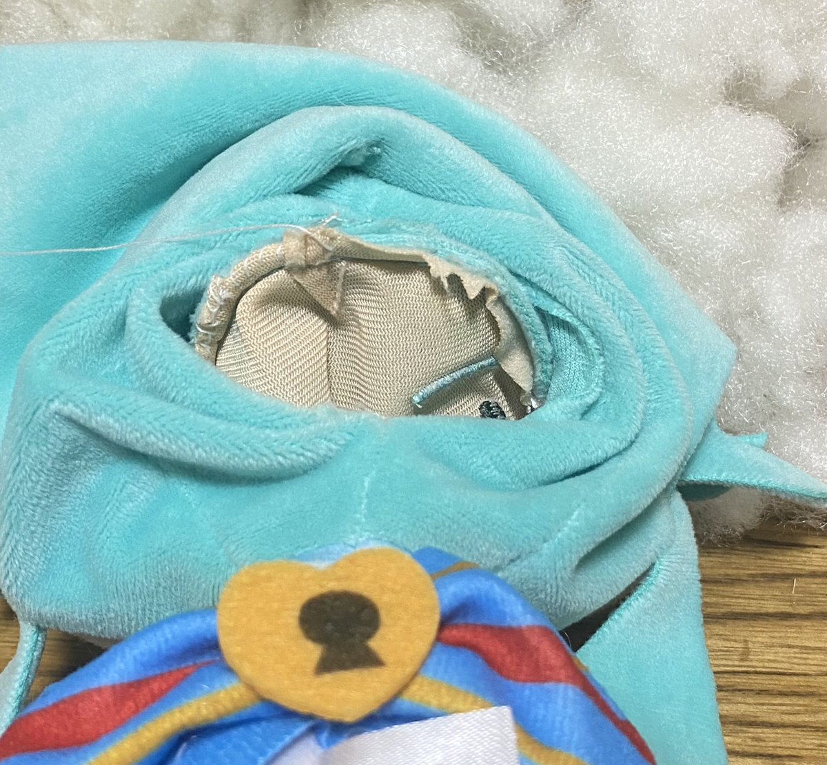 リップルぬいの補修 糸始末が甘いんだと思ってたが縫い代の問題でもあるのが分かったので、ある程度は切り取り青い生地が肌側に透けないよう縫い代を包むようにまつることにした  どっちにしれ肌の布が薄いのでもう一枚白系の生地を噛ませたほうが良さそう…結構大事になっ ...