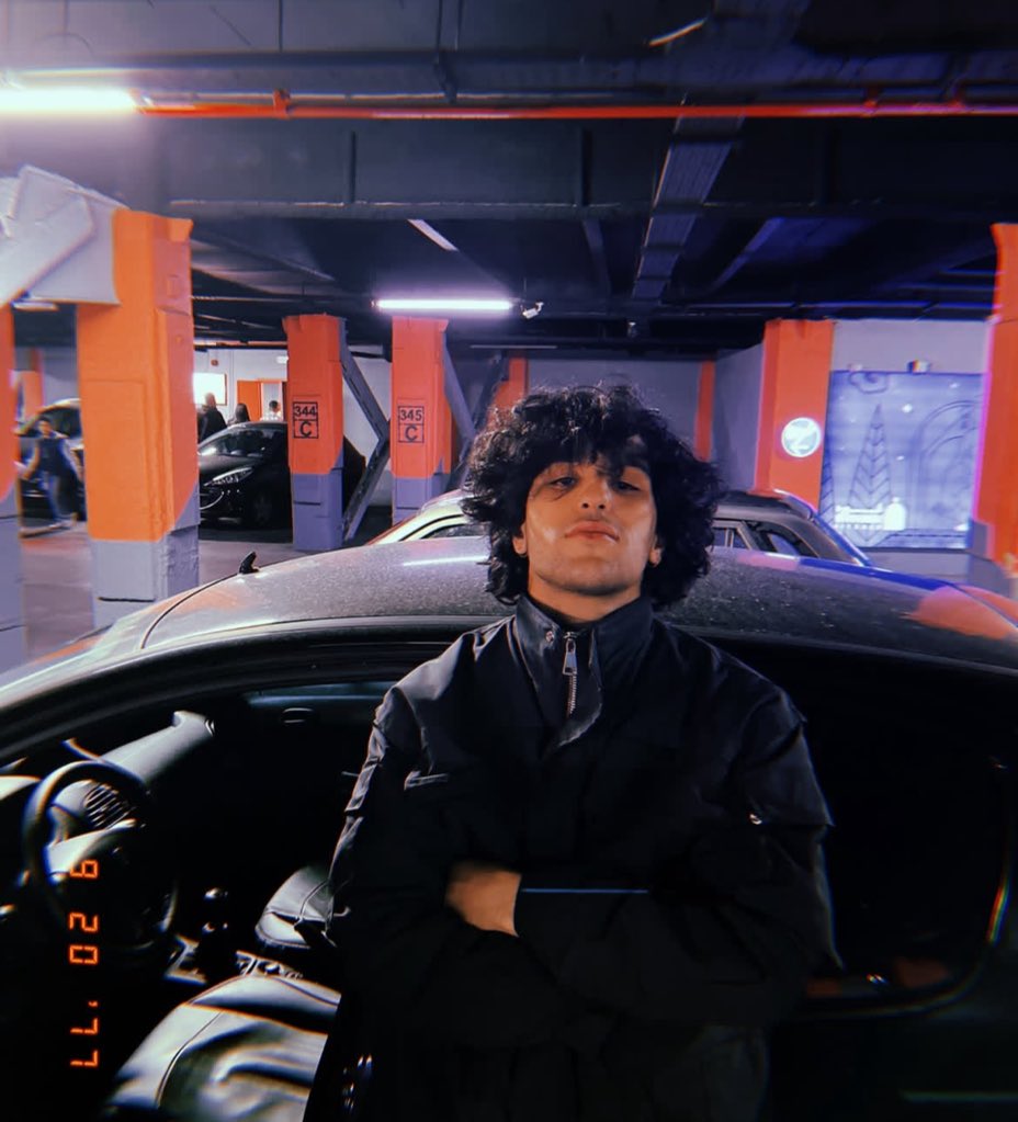 phatim_al's tweet image. شهيد میهن
ماهان قدمى، ٢٢ ساله، آرايشگر، صاحب يك مغازه كوچك آرايشگرى در محله اسلامشهر، علاقمند به رپ و رپ خوانى، ساكن تهران، ١٩ ديماه 1404 در جريان اعتراضات مردمى، با شليك مستقيم نيروهاى سركوبكر حكومت كشته شد. پيكر او در قطعه ٧٩ بهشت زهرا به خاى سپرده شد.
#ماهان_قدمی