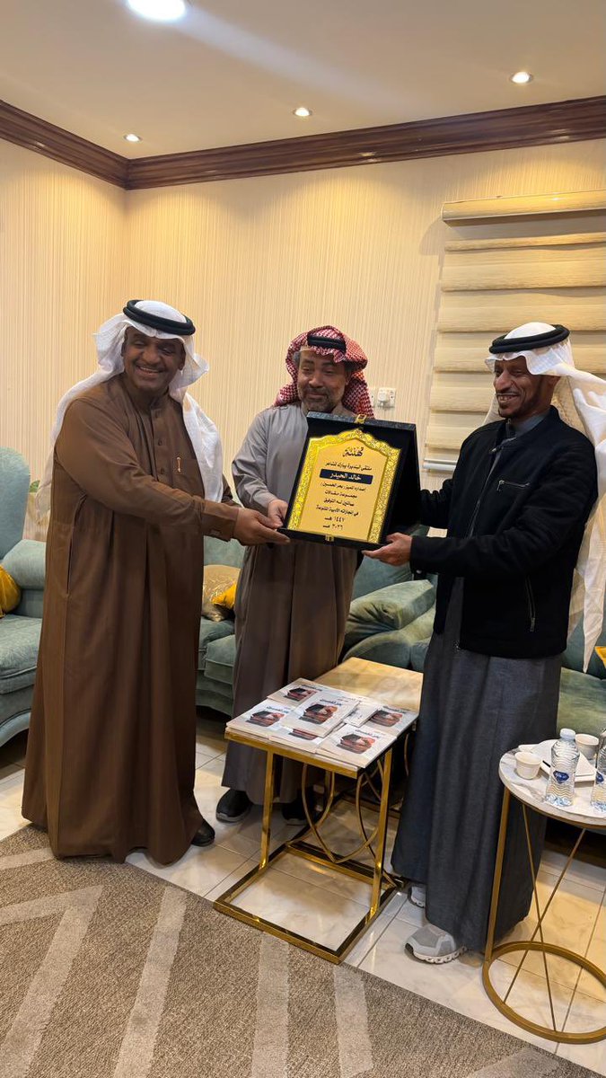 KhaledHider's tweet photo. أشكر كل الأصدقاء على هذا الاحتفاء الجميل بكتابي 

"""بحر الخمسين """

فقد غمروني بحضورهم و تفاعلهم على رأسهم :
عبدالرحمن الحادي أبا عزام 
و صلاح بن هندي أبا أحمد
و سامي البخيت أبا محمد 
و الدكتور فيصل المحسن
و المهندس عبدالله المقهوي
و عبدالله الجاسم أبا محسن https://t.co/qdR5X83Vsb