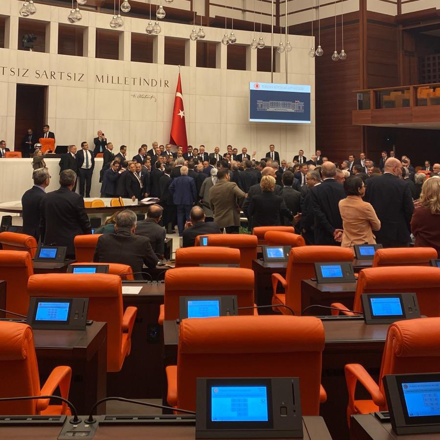 Maalesef TBMM’de büyük bir ihanete tanıklık ediyoruz.

AKP-MHP iktidarının emeklileri açlığa mahkum ettiğini son zamanlarda onlar bile inkar edemiyordu, ancak bütün çabamıza ve mücadelemize rağmen en düşük emekli aylığını 20 bin TL olarak Meclis’ten geçirmekte ısrarcılar.

Dün
