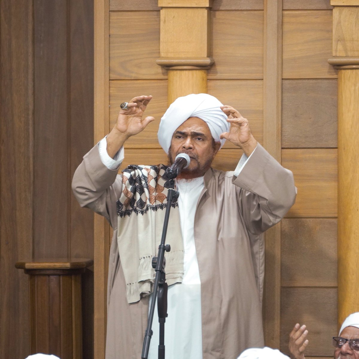 habibomar's tweet photo. "مجالي رحمة الرحمن وعجائب أسرار البقاء والإبقاء لأهل السعادة وأهل الشقاء"
محاضرة العلامة الحبيب عمر بن حفيظ ضمن سلسلة #إرشادات_السلوك بدار المصطفى بتريم، ليلة الجمعة 4 شعبان 1447هـ

للاستماع والحفظ:
https://t.co/7bWyGDg6iO

لمشاهدة المجلس كاملاً:
https://t.co/cd8SIhR7dc

قال عليه الصلاة والسلام: "إنما أنا رحمة مُهداة"، وكان من مظاهر الرحمة أنّ الله رحم الأمم بأنبيائها الأكرمين المؤتمين بسيد المرسلين برحمات كبيرة، ثم جعل الحظ الوافر لهذه الأمة من رحماته، فضلاً منه وكرما وإحساناً..

#الحبيب_عمر_بن_حفيظ #عاجل #تريم #عجائب #سعادة #سلوك